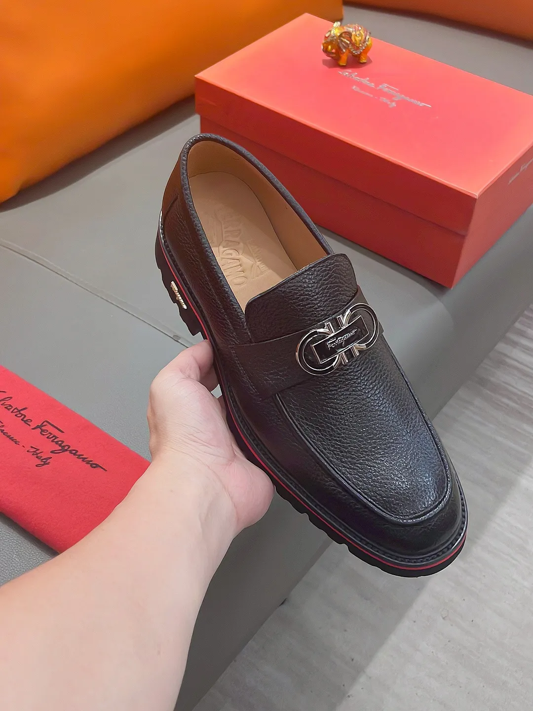 Men's shoes FERRAGAMO "Ferragamo" P540 Regular size: 39-44 (38, 45, 46, 47 customized) (suit shoes) Product materials: Selected first-layer cowhide upper, imported sheepskin lining; original outsole.